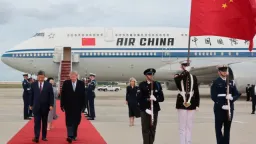 «Партнеры, а не соперники». Си Цзиньпин прибыл в США с трехдневным визитом, Трамп лично встретил его в аэропорту
